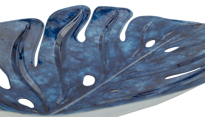 Tavă decorativă în formă de frunză de monstera din metal albastru marmorat cu decupaje [4]