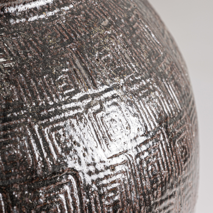 Vas din ceramică maro închis cu buză groasă, glazură lucioasă și bandă de pătrate în relief [4]