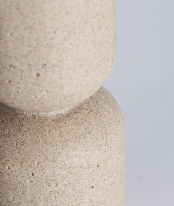 Vază decorativă bej din rășină cu aspect mineral [3]