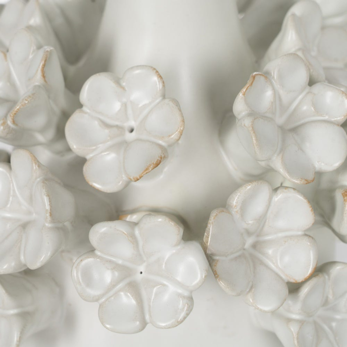 Vază decorativă din ceramică albă cu detalii florale reliefate formă alungită [5]