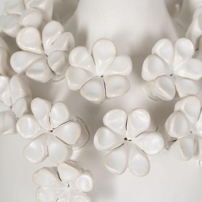 Vază decorativă din ceramică albă cu detalii florale reliefate formă rotunjită [5]