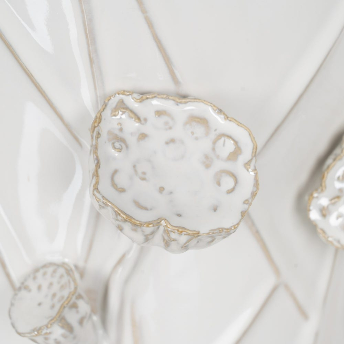 Vază decorativă din ceramică albă cu detalii florale reliefate formă rotunjită [5]