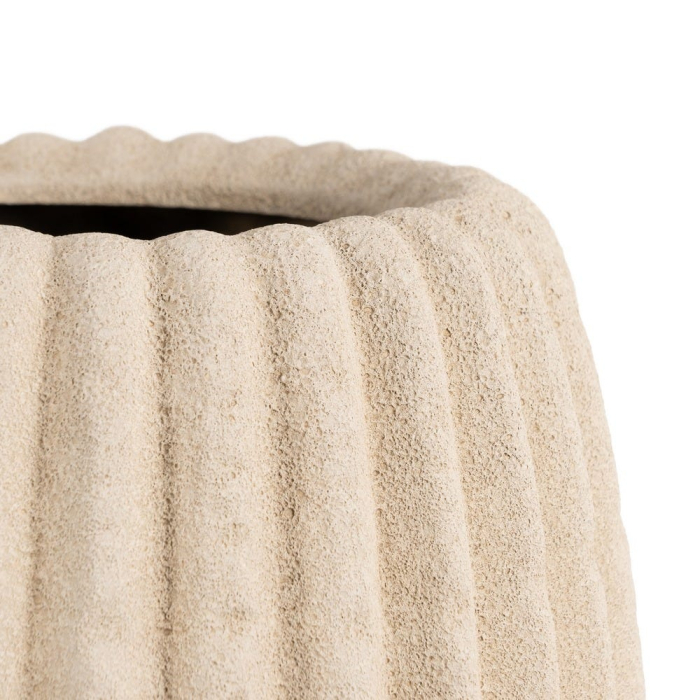Vază decorativă din ceramică bej cu model striat vertical și formă rotunjită [4]