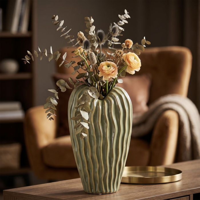 Vază decorativă din ceramică verde măsliniu cu coaste ondulate, vene ocru și gură în V [6]
