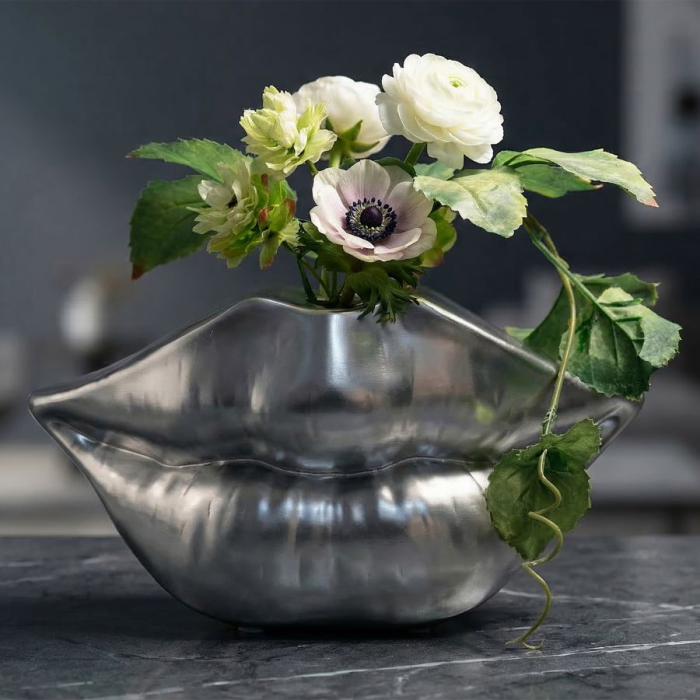 Vază decorativă în formă de buze cu suprafață argintie lucioasă și deschidere mică [5]