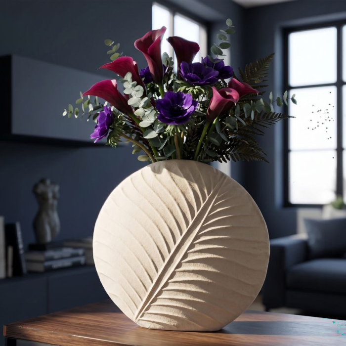 Vază decorativă în formă de disc din metal bej cu frunză gravată și gură îngustă [6]