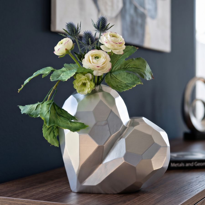 Vază decorativă în formă de inimă cu planuri geometrice argintii și deschidere mică pe vârf [5]