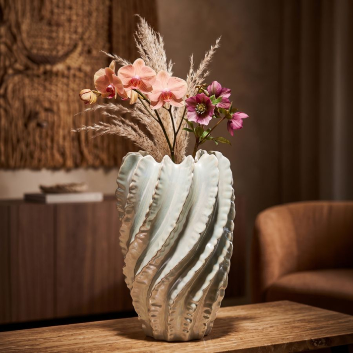 Vază decorativă înaltă din ceramică alb perlat cu coaste răsucite în spirală și margine ondulată [6]