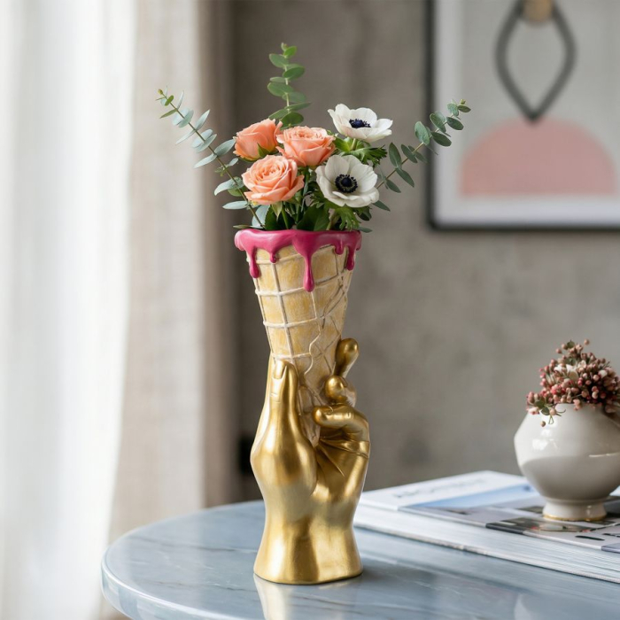 Vază decorativă mână aurie care ține un cornet de înghețată cu glazură roz [8]