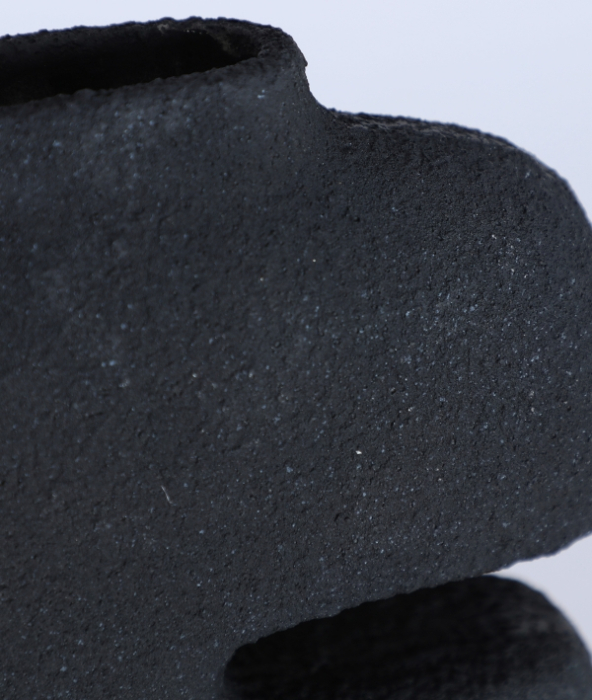 Vază decor neagră rășină sculptural organic Niveo – imagine principală [2]