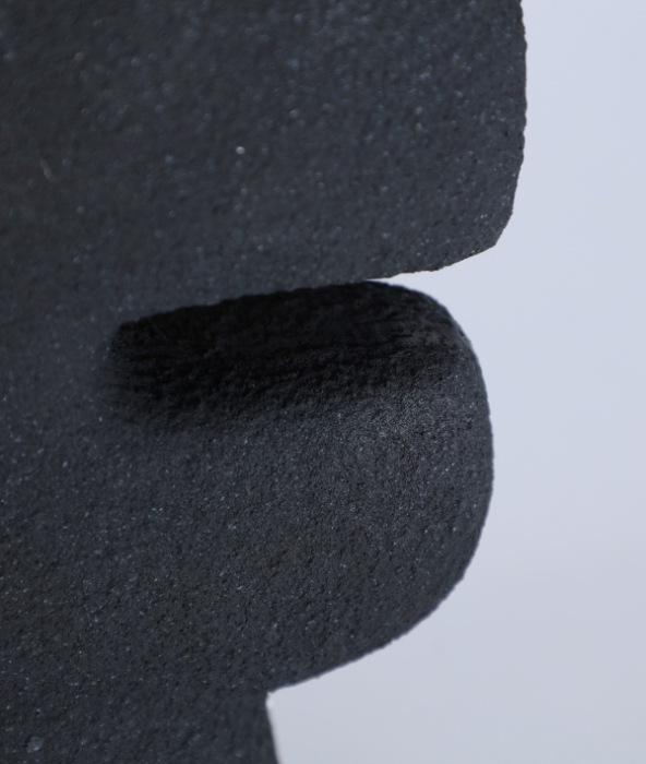 Vază decor neagră rășină sculptural organic Niveo – imagine principală [3]