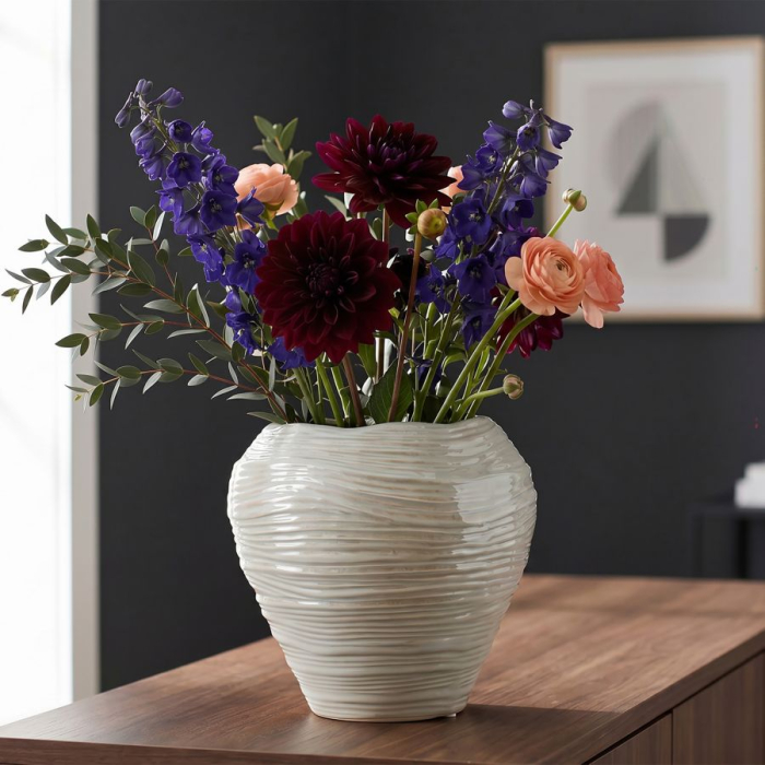 Vază decorativă rotundă din ceramică alb perlat cu striuri fine, gură ondulată și interior bej [6]