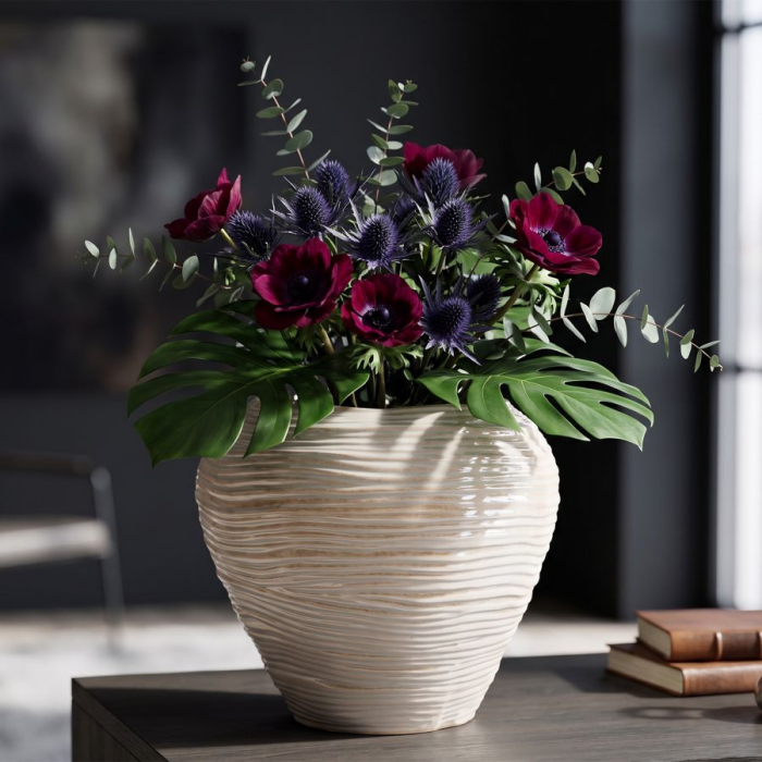 Vază decorativă rotundă din ceramică alb perlat cu striuri orizontale și gură ondulată [6]