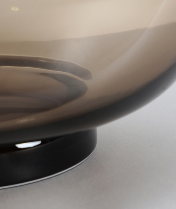 Vază decorativă din sticlă maro ZINA – imagine principală [3]