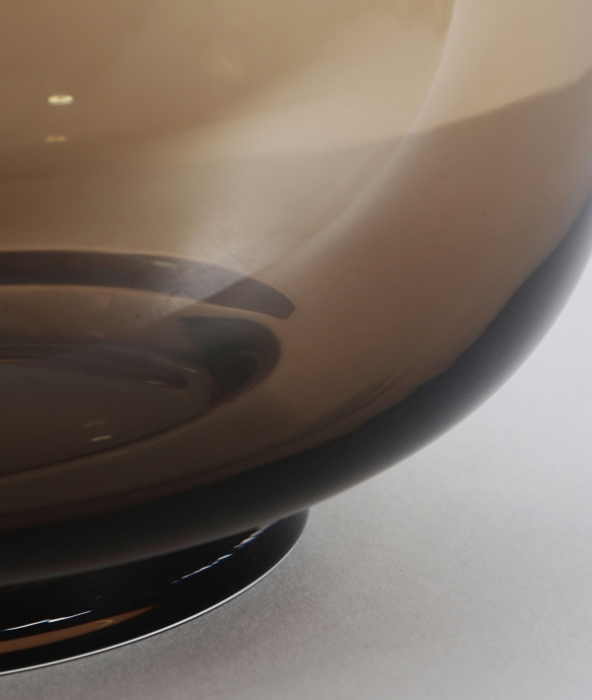 Vază decorativă din sticlă maro ZINA mare – imagine principală [2]