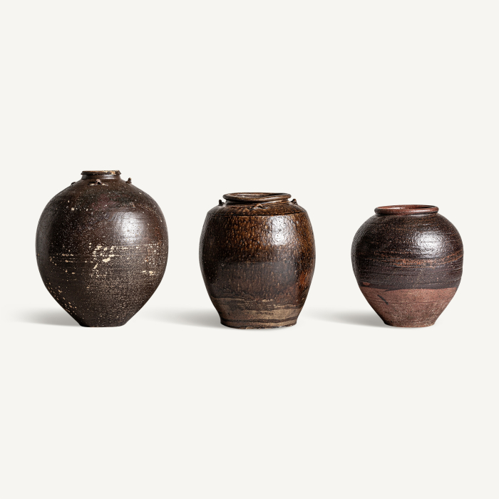 Vază bombată din ceramică glazurată maro închis, cu buză răsfrântă, mici toarte-buclă și dungi la bază [2]