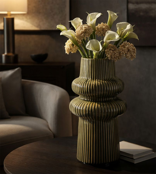 Vază verde din ceramică cu volum sculptural și textură verticală Harmony [5]