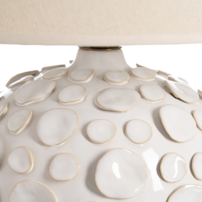 Veioză albă din ceramică cu textură reliefată și abajur conic [4]