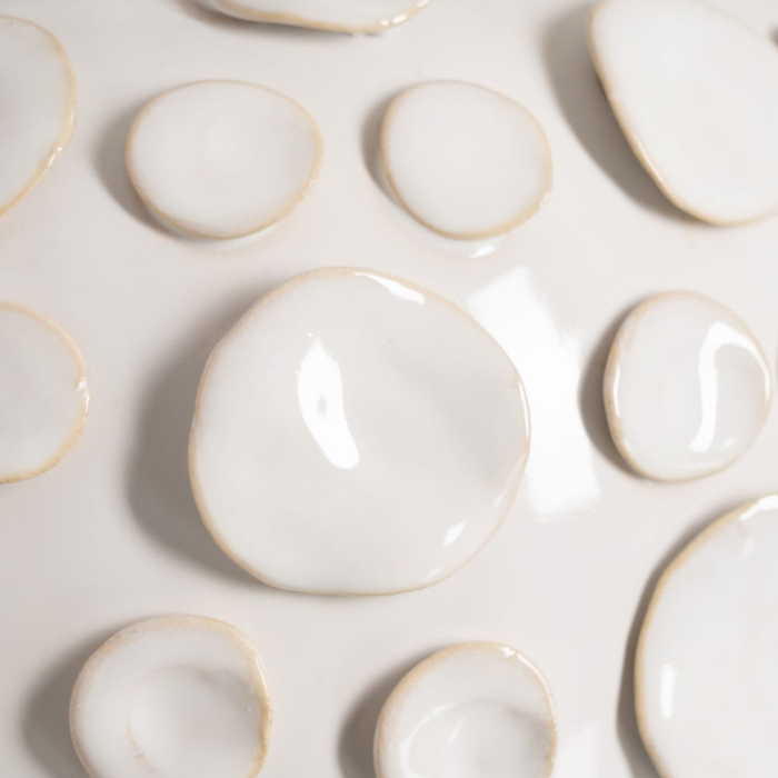 Veioză albă din ceramică cu textură reliefată și abajur conic [5]