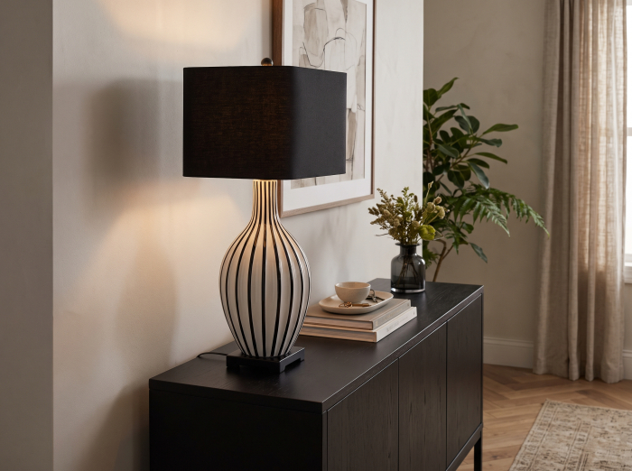Veioză din ceramică albă lucioasă cu dungi negre verticale, soclu negru și abajur oval negru [2]