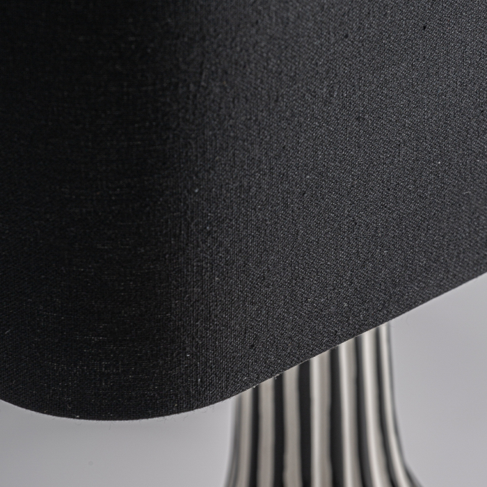 Veioză din ceramică albă lucioasă cu dungi negre verticale, soclu negru și abajur oval negru [5]