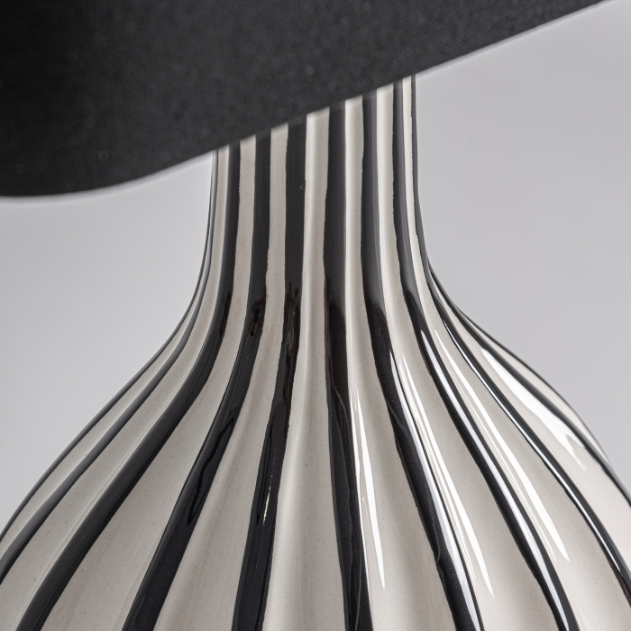 Veioză din ceramică albă lucioasă cu dungi negre verticale, soclu negru și abajur oval negru [4]