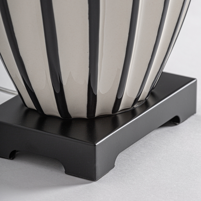 Veioză din ceramică albă lucioasă cu dungi negre verticale, soclu negru și abajur oval negru [3]