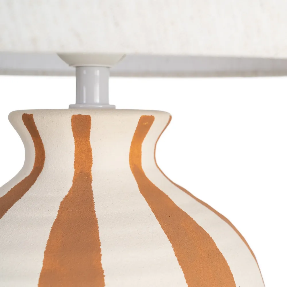 Veioză din ceramică cu dungi decorative și abajur textil generos [3]