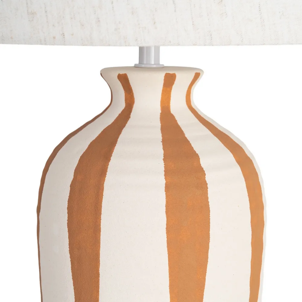 Veioză din ceramică cu dungi decorative și abajur textil generos [4]