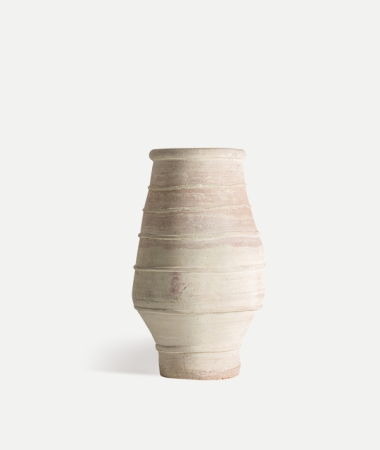 Obiecte decorative in Stil Mediteranean - Amforă din argilă bej cu umeri rotunjiți, bază îngustă și inele orizontale în relief