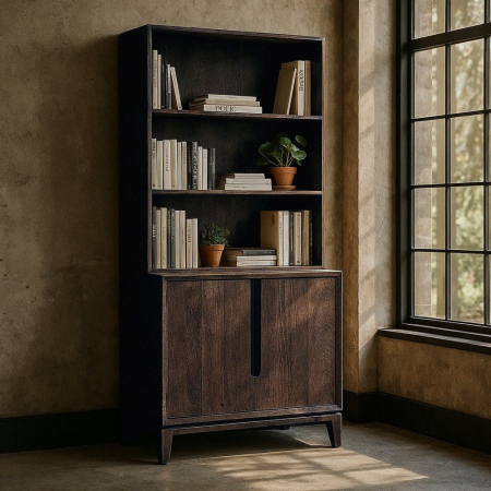 Biblioteca, rafturi, vitrine - Bibliotecă din lemn de mango maro cu două uși Kilian – fațadă cu mânere verticale decupate, rafturi deschise, picioare de 12 cm.