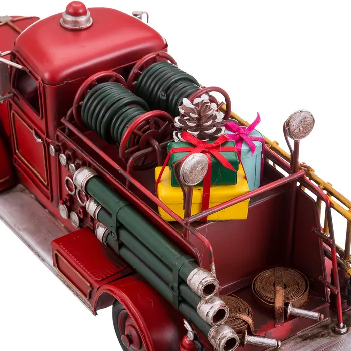 Camionul de pompieri din metal aduce un aer nostalgic și plin de farmec în decorul tău de Crăciun. Cu detalii uimitoare în nuanțe de roșu și argintiu, acest accesoriu va crea o atmosferă festivă în casa ta. Ideal pentru colecția ta de decorațiuni de Crăciun, acest camion va adăuga originalitate și farmec. Achiziționează-l acum de la CreativDeco și transformă-ți sărbătorile! [1]