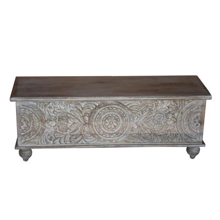 Cufere si valize decorative - Cufăr sculptat alb Sari – imagine frontală cu detalii florale sculptate și finisaj decapat alb