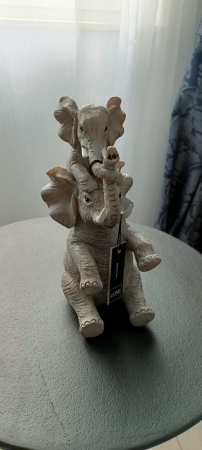 Decoratiune elefant cu pui, policompozit, gri [1]