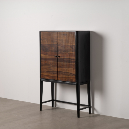 Mobilier bar - Dulap maro-negru din lemn exotic pentru interioare ordonate|Dulapuri masive pentru dormitoare moderne