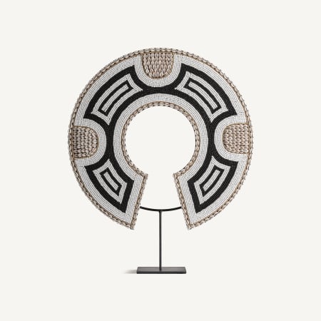 Colectia noua - Figura decorativa contemporana din bambus in tonuri neutre cu motiv geometric margine din scoici si suport metalic negru Blacke 50x50x61 cm