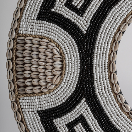 Figura decorativa contemporana din bambus in tonuri neutre cu motiv geometric margine din scoici si suport metalic negru Blacke 50x50x61 cm [1]