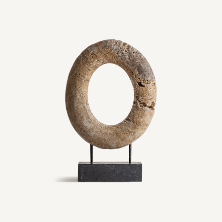 Obiecte decorative - Inel mic din onix bej cu goluri naturale, sprijinit pe două tije negre și un soclu negru