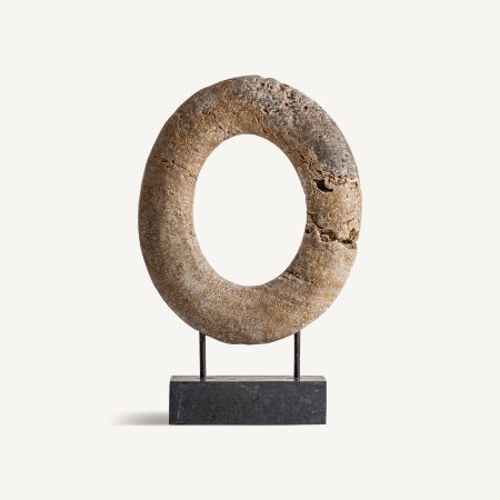 Obiecte decorative - Inel gros din onix bej cu suprafață aspră, pe două tije negre subțiri și soclu negru