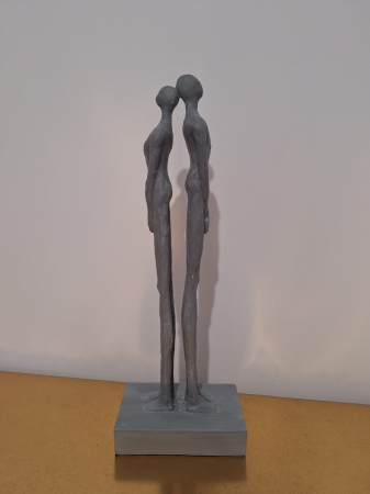 Figurina Cuplu spate in spate, rasina, gri - creativdeco.ro [3]