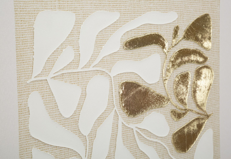 Tablou decorativ abstract alb-auriu cu frunze în relief 50x70 cm – compoziție cu texturi metalizate și ramă subțire [3]