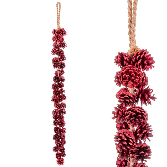Obiecte decorative - Pandantivul de Crăciun "61 Pineapples Red" este o alegere excelentă pentru decoruri de sărbătoare. Decorat cu conuri de pin vopsite în roșu intens, acesta va adăuga un contrast vibrant în orice spațiu. Ideal pentru a fi agățat în living sau hol, acest pandantiv va aduce o notă de culoare și farmec în casa ta. Comandă-l acum de la CreativDeco!