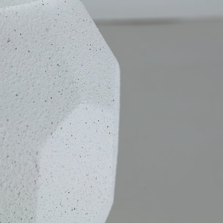 Ghiveci decorativ din polirășină alb – textură geometrică și accente calde [2]