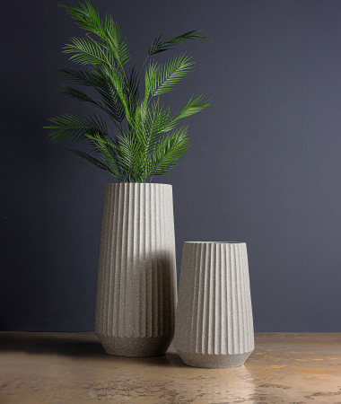 Ghiveci decorativ inalt din polirășină gri – formă conică și textură striată [1]