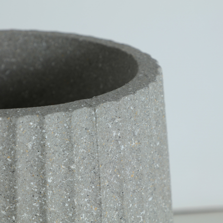 Ghiveci decorativ inalt din polirășină gri – formă conică și textură striată [2]
