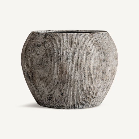Ghivece, Vase Exterior - Ghiveci lat și rotund din beton armat gri închis, cu striații verticale și pete de cenușă