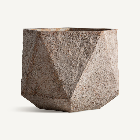 Obiecte decorative - Ghiveci mare din beton gri cu fațete triunghiulare și suprafață aspră, cu aspect învechit