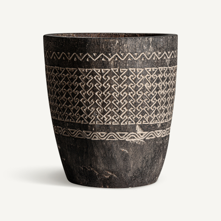 Stil de design - Ghiveci larg din lemn de palmier maro închis, cu trei benzi geometrice sculptate, mai pale