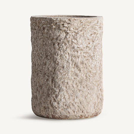 Stil de design - Cilindru înalt din beton alb murdar, cu suprafață crustată, plină de găuri mici și creste