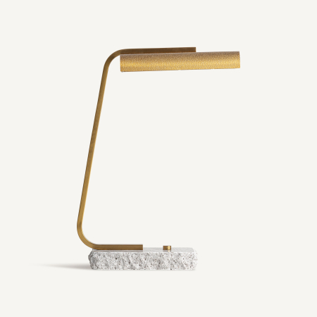 Stil de design - Lampă de birou cu braț auriu curbat și cap cilindric, pe bloc de marmură gri brută